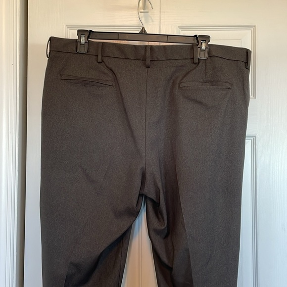 Men’s gray Dockers 42x32. Like new straight fit flat front pockets front/back - Picture 6 of 8